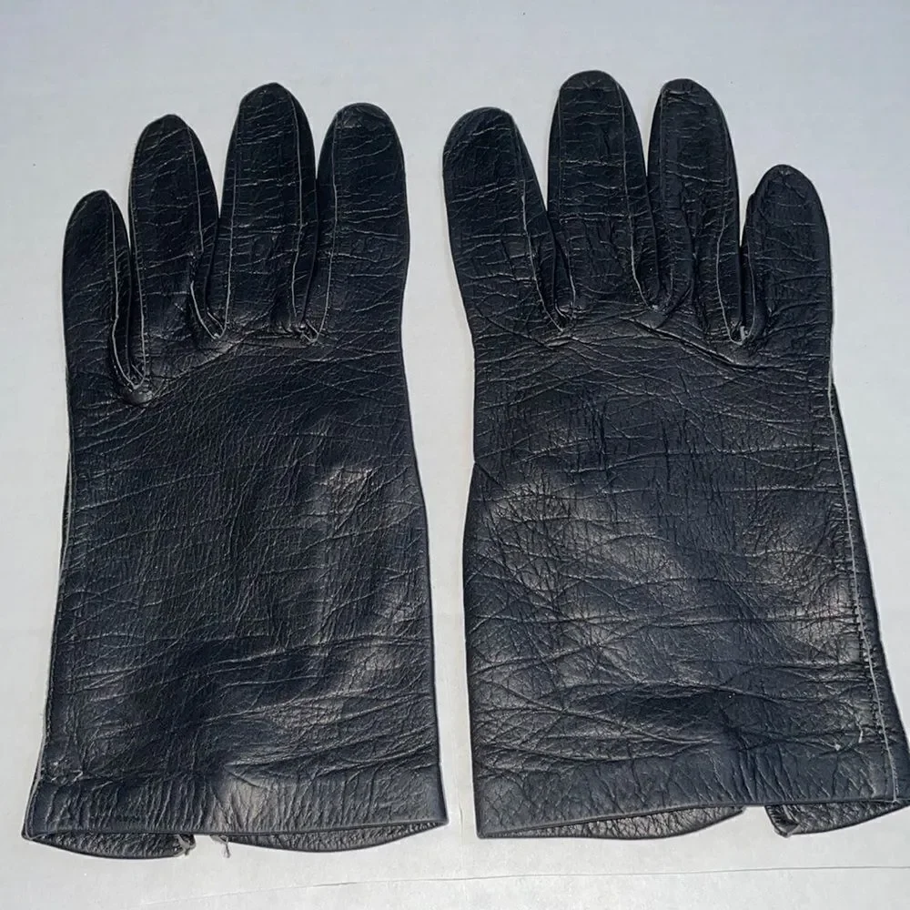 Vtg black leather gloves‎ that button at wrist